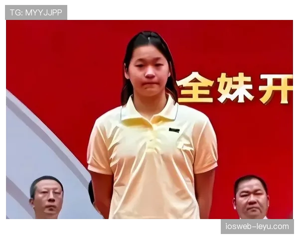 苏炳添训练间被偷拍，满脸汗水跟大明星后台一样忙乱吧？