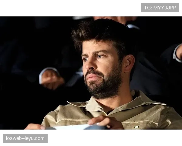 杰拉德·皮克这衣服穿得也太日常了…裁判看了都懵了吧？