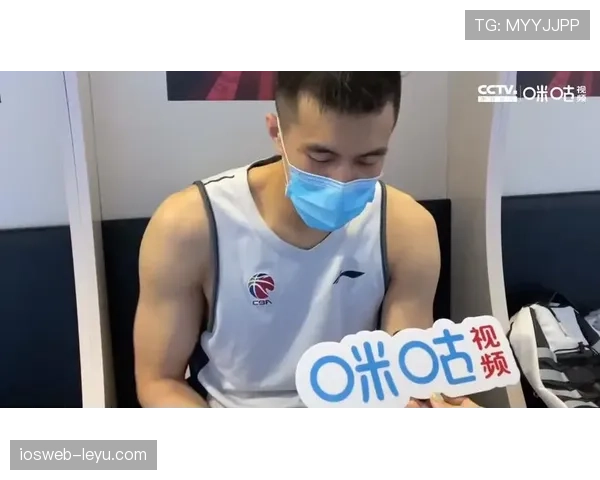 郭艾伦逛超市买十箱红牛，结账时顺手给收银员转了五千块小费